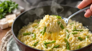 « Du pur velours » : ce risotto aux asperges vertes et parmesan devient votre plat préféré du printemps