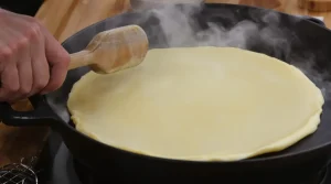 Un crêpier breton révèle enfin sa vraie pâte à crêpes : fluide, simple et 100 % tradition